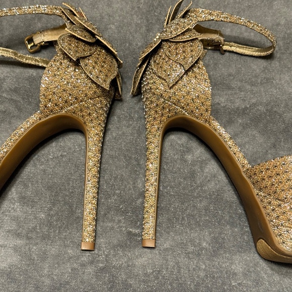 Karmello Sparkle Flower Ornament Ankle Strap Platform Dress Sandals - Picture 3 of 7